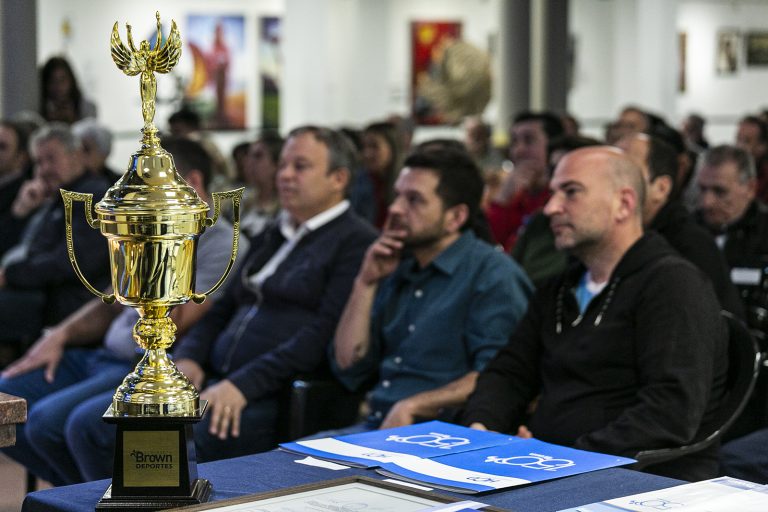 Reconocimiento a atletas de pelota paleta en Brown
