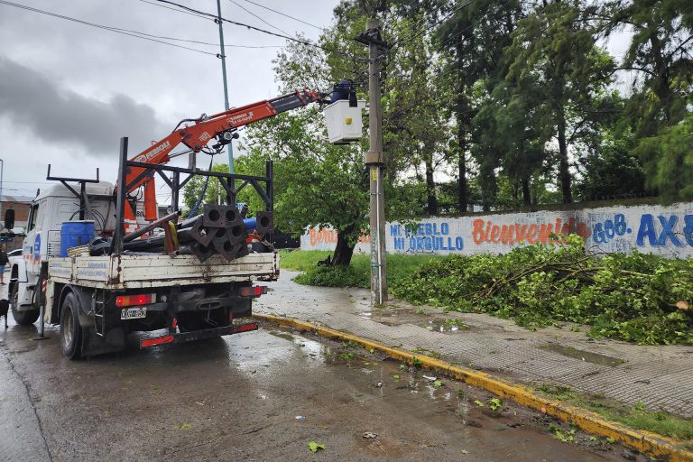 Cuadrillas trabajan tras la tormenta en Berazategui