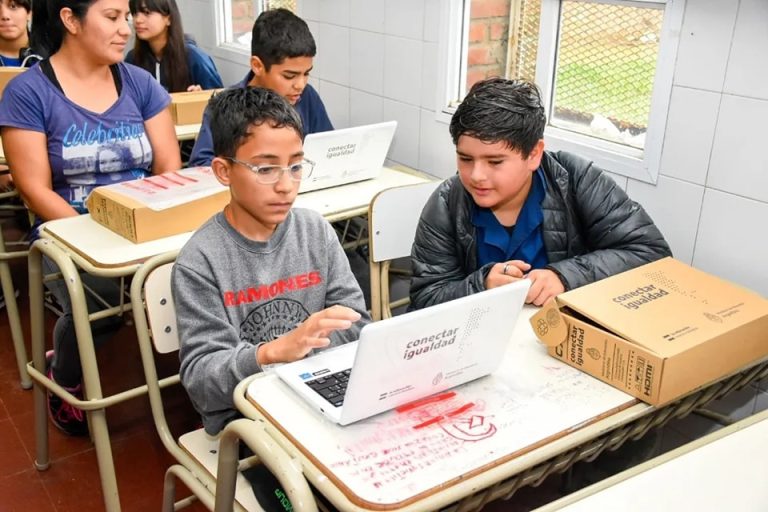 Entregan computadoras a alumnos en San Vicente