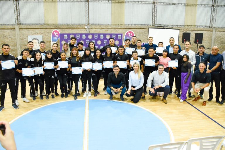 Entregan diplomas a árbitros en Alejandro Korn