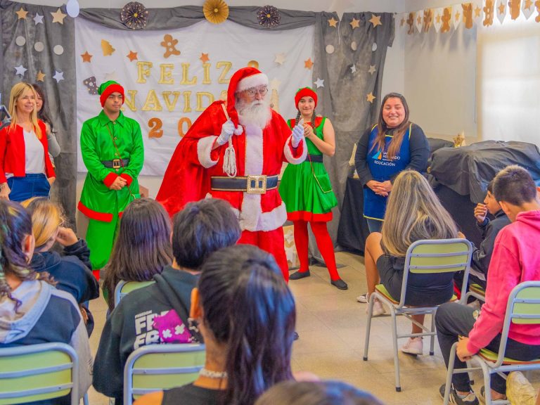 Papá Noel visitó los Centros Educativos Municipales de San Fernando