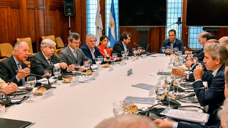 Caputo prometió «brutal baja de impuestos» a la UIA
