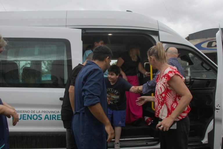 Entregan combi para escuela de Marcos Paz