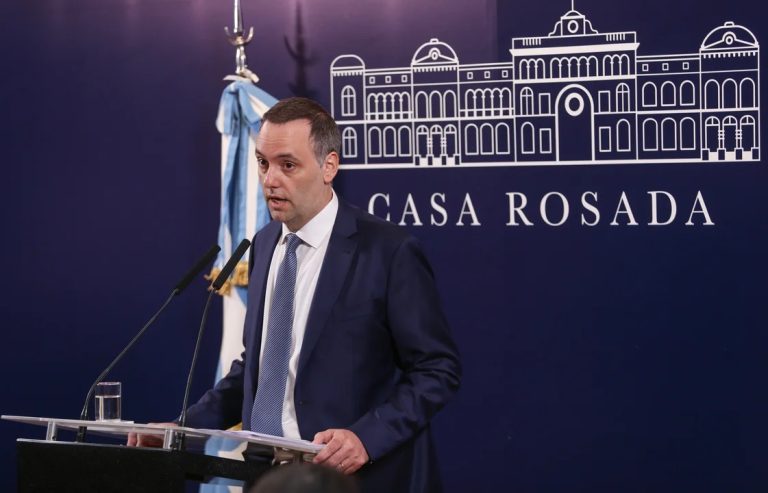 El vocero Manuel Adorni dio a conocer las primeras medidas para “evitar la catástrofe”