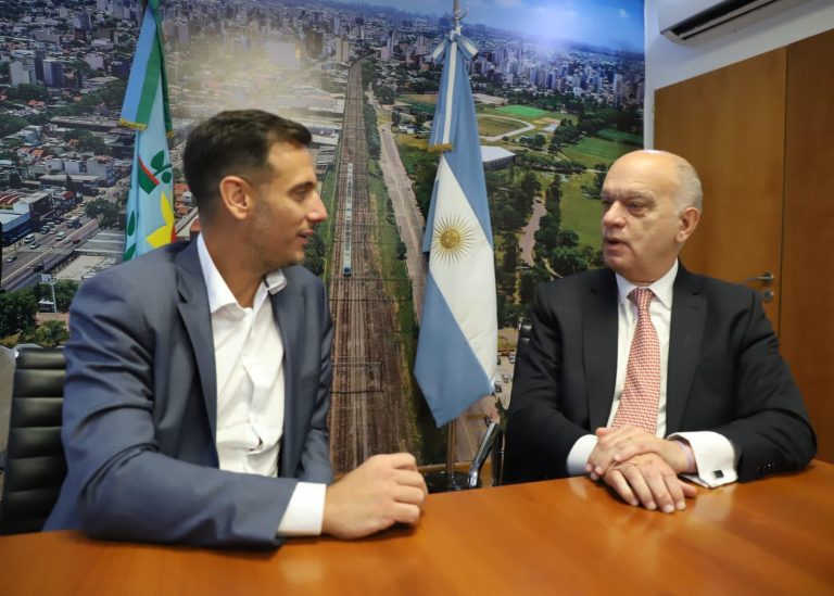Grindetti le hizo el traspaso formal a Julián Álvarez de la Intendencia de Lanús