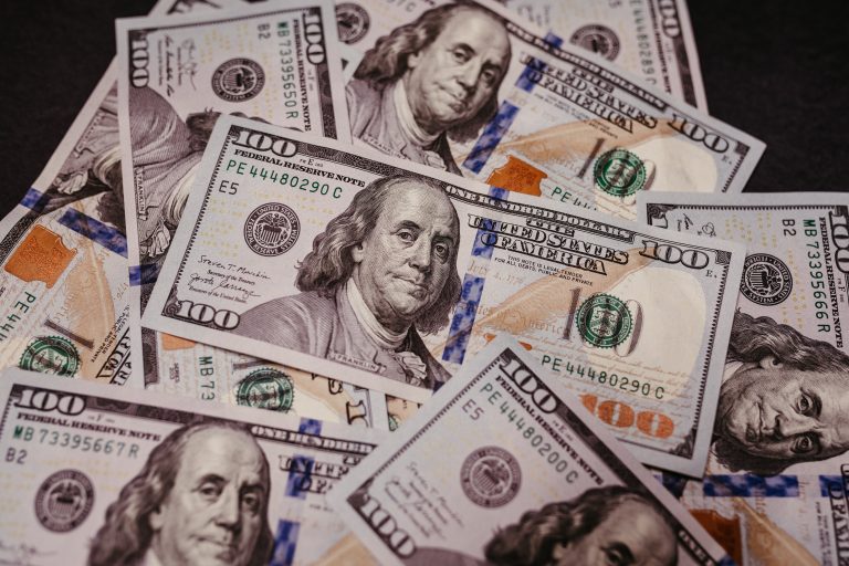 Cómo es el plan del gobierno para que los argentinos saquen los dólares del «colchón»