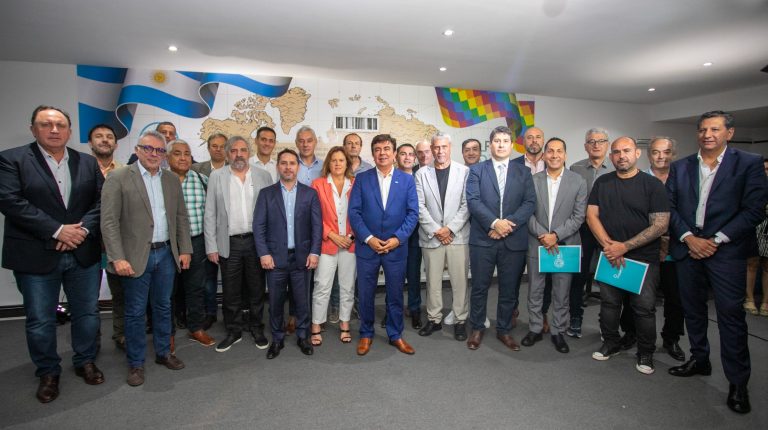 Intendentes presentarán amparo para “frenar el DNU” de Javier Milei