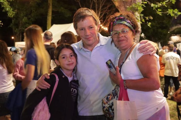 Jaime Méndez con vecinos en la Noche de Libros