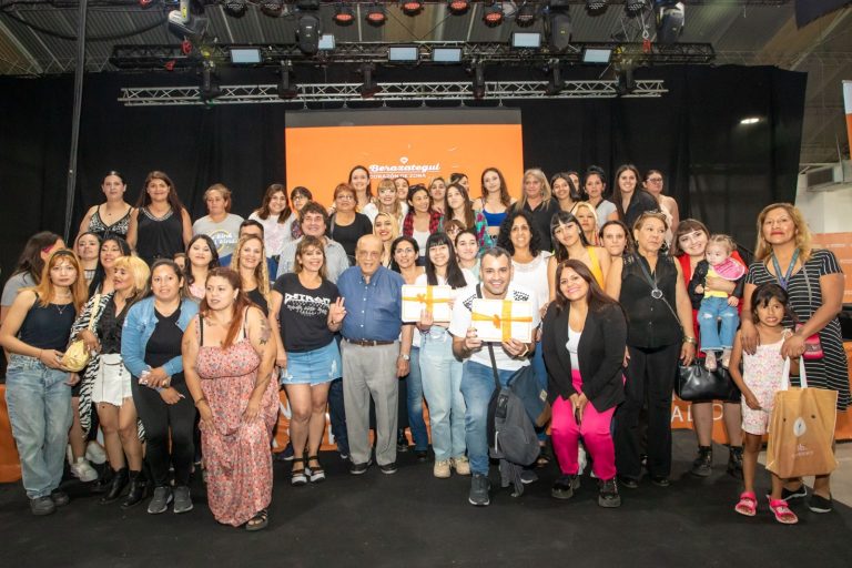 Entregan diplomas a graduados de oficios en Berazategui