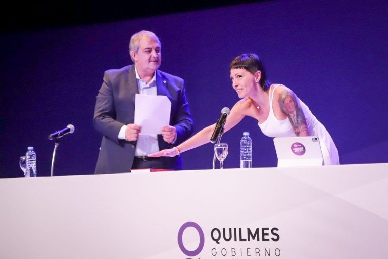 Mayra Mendoza juró nuevamente como intendenta y sostuvo que «alcanzar momentos de felicidad se logra con decisiones políticas»