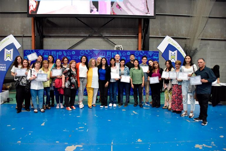 Los egresados del Centro de Estudios de Malvinas Argentinas recibieron su diploma
