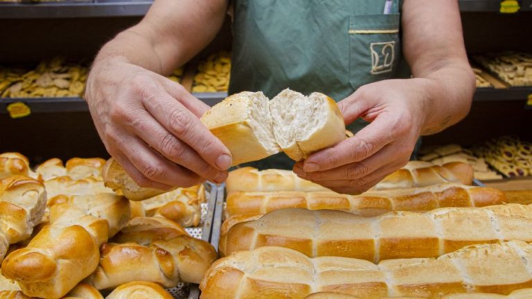 Panaderos e intendentes bonaerenses acordaron vender el kilo a $ 1.500