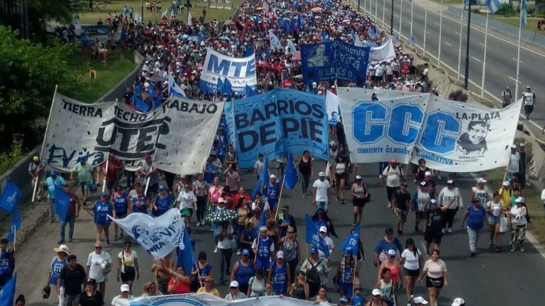 Organizaciones sociales y sindicales marchan al Obelisco contra las medidas de Milei