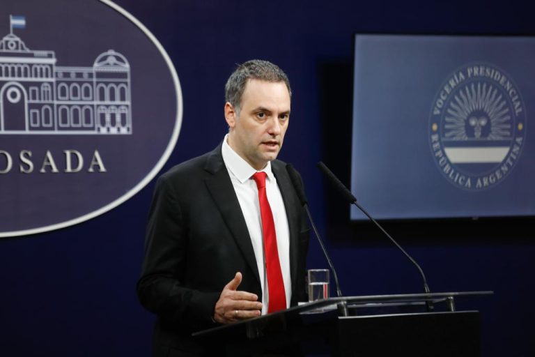 Adorni defendió la Ley Ómnibus: “Hay gente que pone palos en la rueda”
