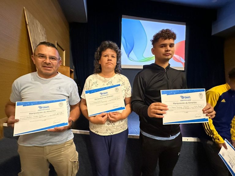 Entregan certificado por cursos en Brown