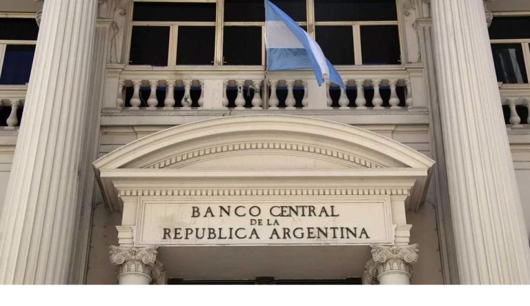 El mercado de cambio operará hoy con «conformidad previa», anunció el Banco Central