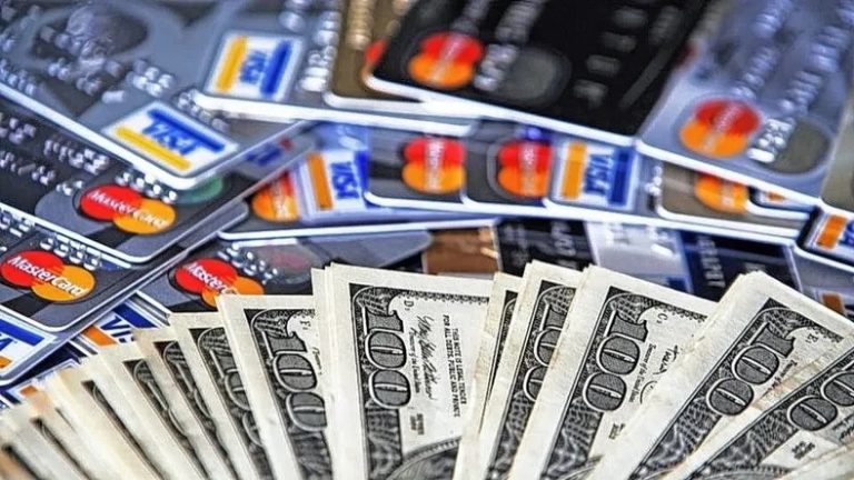 El gobierno impone recargo del 60% a operaciones con “dólar tarjeta” previas al 13 de diciembre