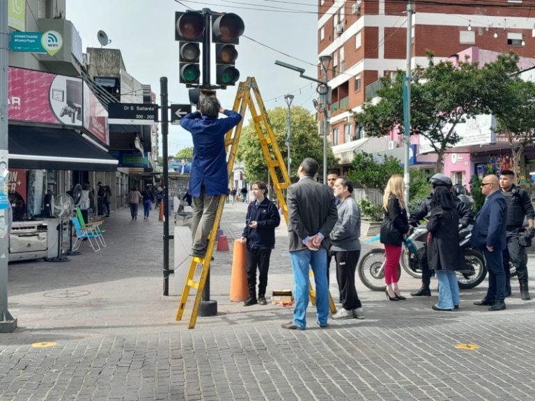 Instalan semáforo sonoro en Varela