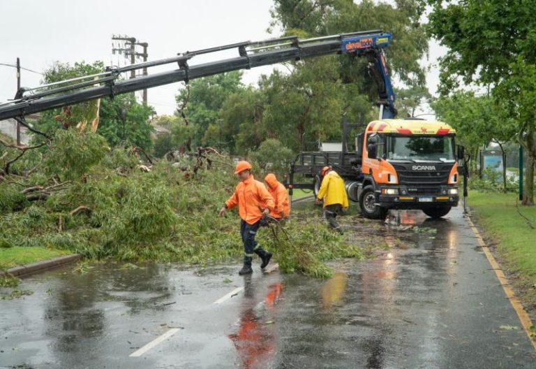 Continúan los operativos en las calles de San Isidro tras el temporal