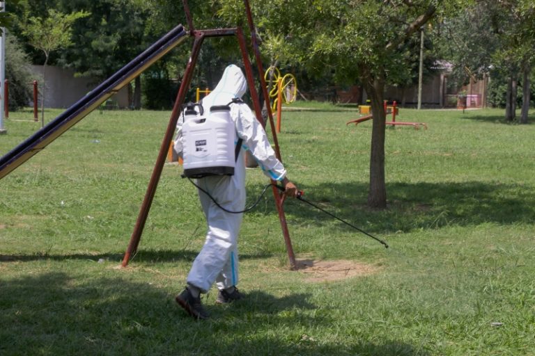 Fumigan espacios públicos en Marcos Paz