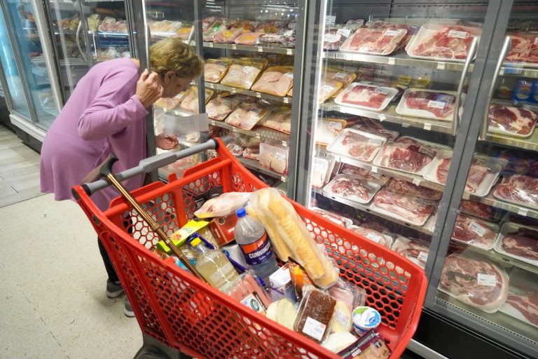 Una familia necesita ingresos mensuales por casi 500 mil pesos para no caer en la pobreza