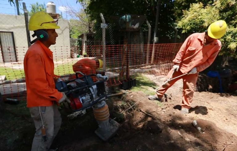 Gastón Granados supervisó las cloacas en el barrio Lamadrid