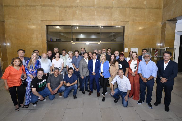 Kicillof encabezó una reunión con dirigentes de UxP para coordinar el apoyo al paro general