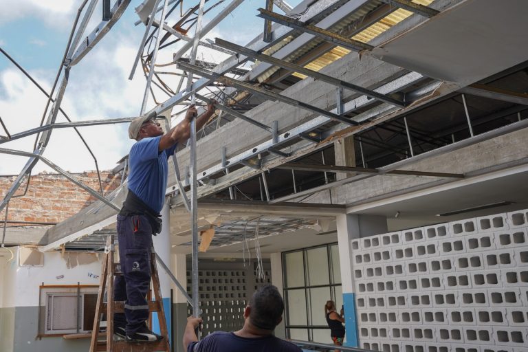 Comenzaron las tareas de refacción en una escuela de Ituzaingó afectada por el temporal