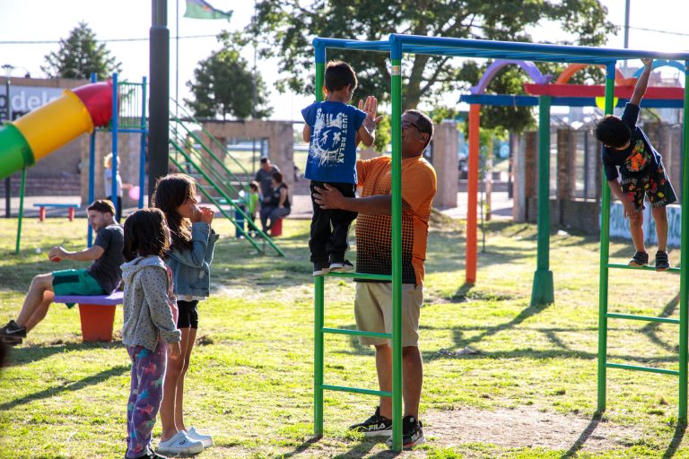 Remodelan plaza en Villa Los Quilmes