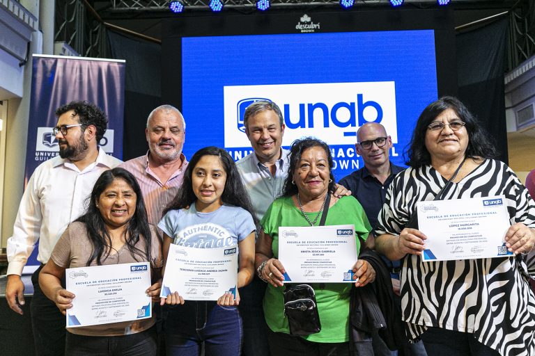 Entregan certificados de formación en Brown