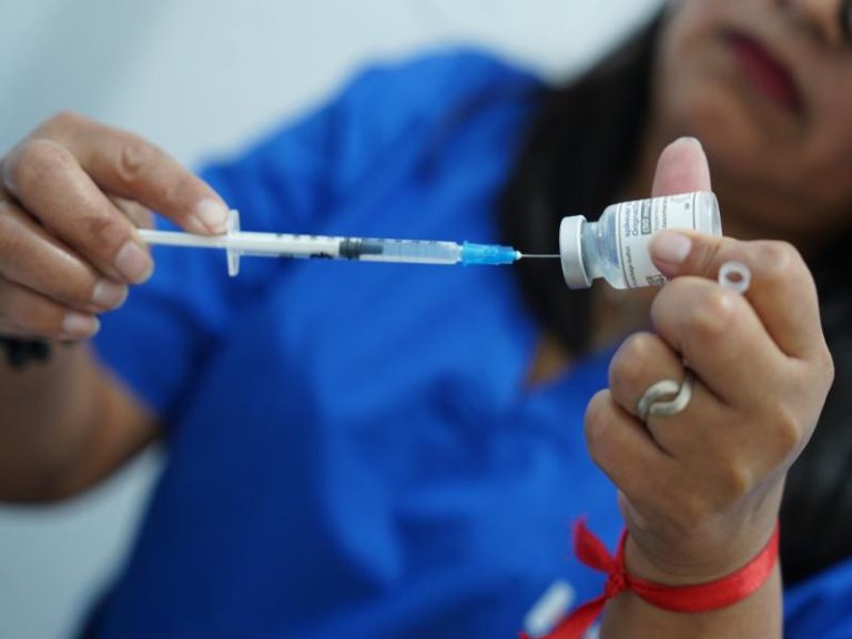 Siete centros de salud de Lomas de Zamora aplican dosis de refuerzo contra el Covid-19