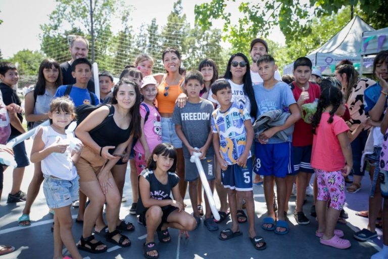 Mayra Mendoza visitó la Colonia de Verano del Polideportivo Reinaldo Gorno de Quilmes