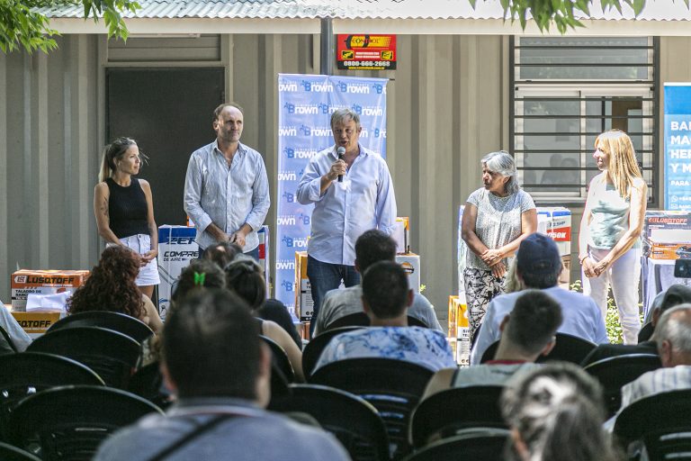 Entrega de maquinarias y herramientas para emprendedores de Almirante Brown