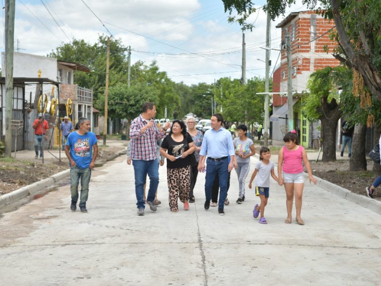 Pavimentan calles en Villa Angélica