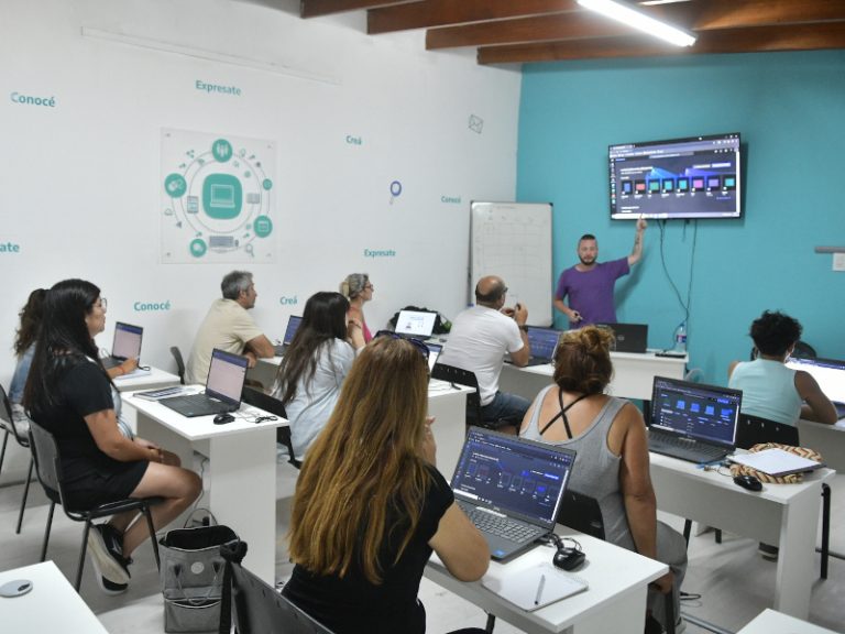 Realizan talleres digitales en Varela