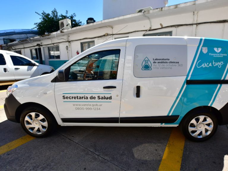 Entregan camioneta sanitaria en Varela