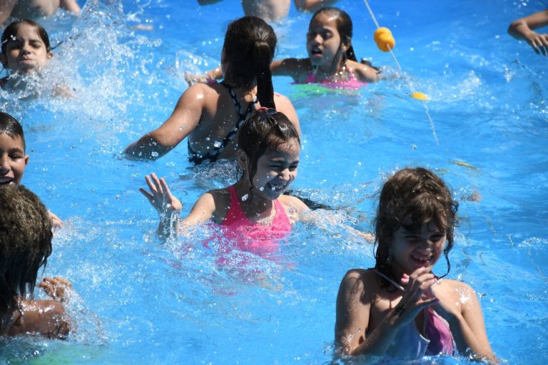 Miles de chicos asisten a las colonias de verano en Morón