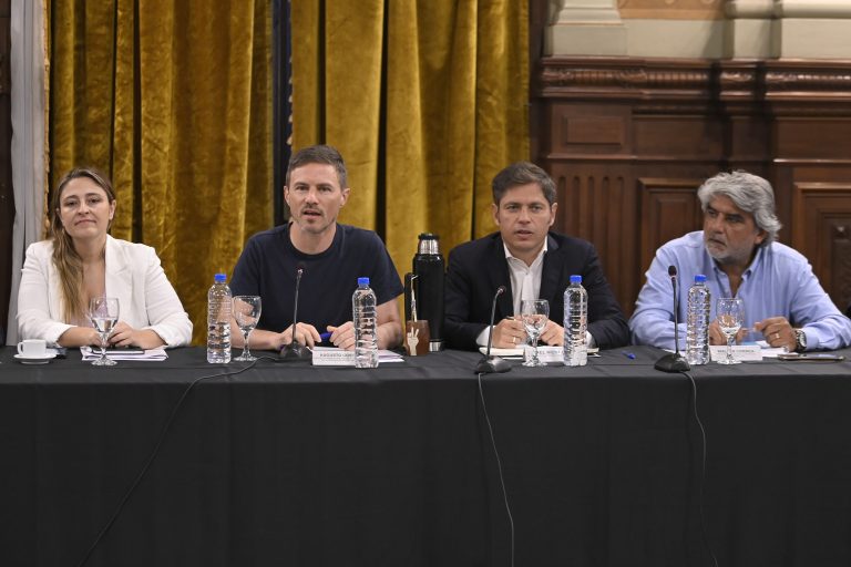 Kicillof recibió a representantes de la industria textil y del cuero por la crisis