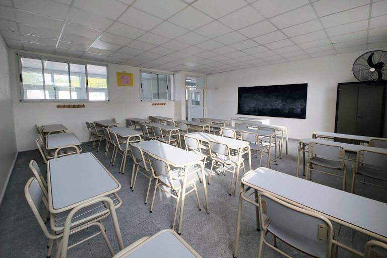 Entregan mobiliario para escuela de San Vicente