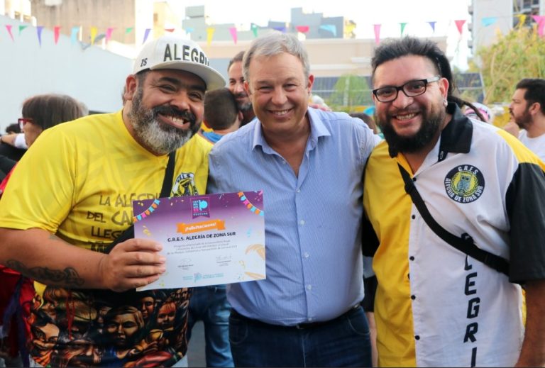 Entregan reconocimientos a comparsas de Brown