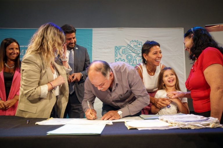 Firman escrituras para vecinos de Quilmes