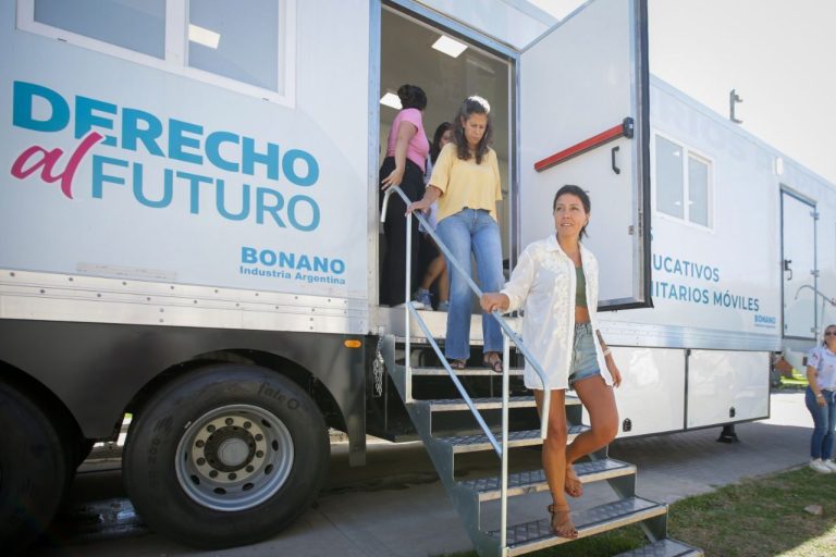 Mayra Mendoza recorrió el Aula Móvil del Centro Comunitario “Jorge Novak”
