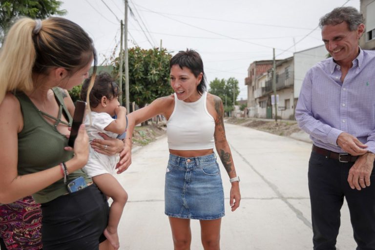 Mayra Mendoza y Katopodis recorrieron obras de pavimento en San Francisco Solano