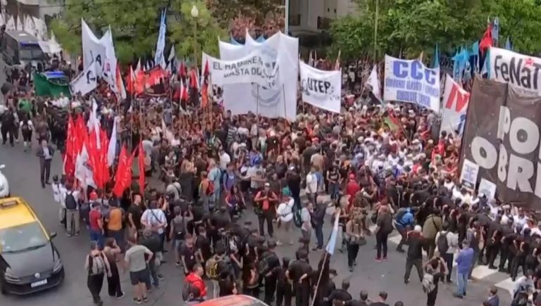 Movimientos sociales protestan contra el Gobierno en la 9 de Julio