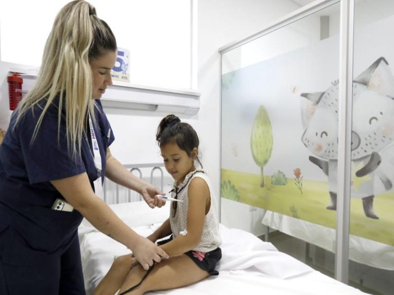 Jornada de control pediátrico y vacunación previo al inicio de clases en Lomas de Zamora