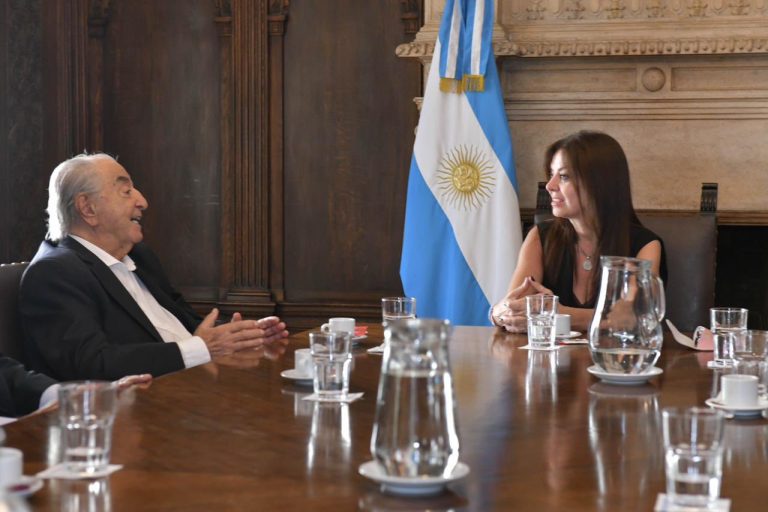 El Gobierno reemplaza el Potenciar Trabajo por dos planes y elimina la intermediación