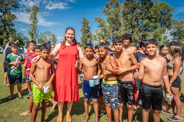 Mariel Fernández visitó la Colonia municipal de niños en el Polideportivo de Paso del Rey