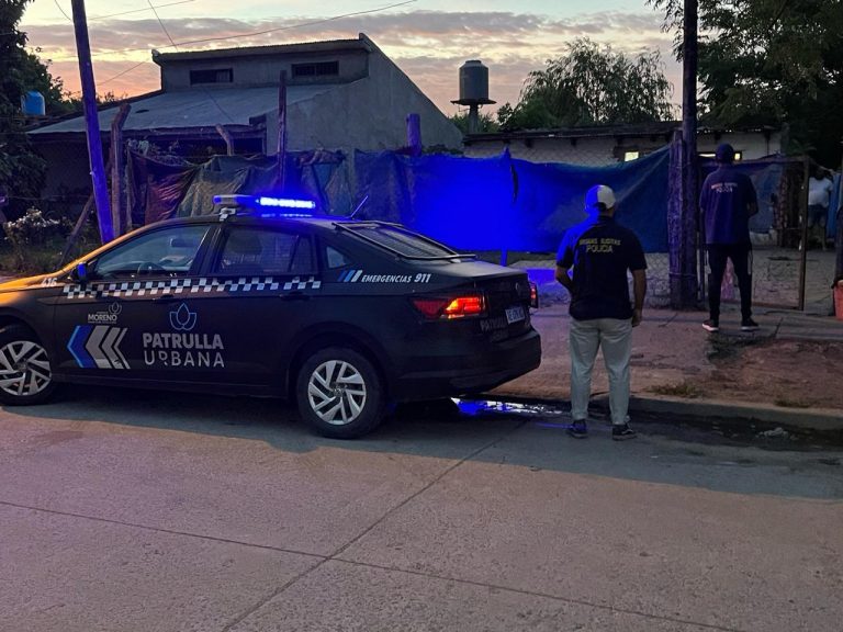 La policía detuvo a dos personas tras un allanamiento en Moreno