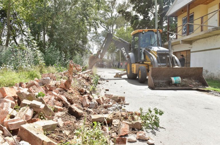 Se derribó un antiguo muro en Pablo Nogués para generar mejor acceso