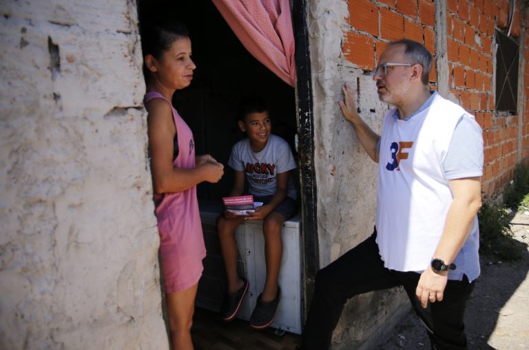 Valenzuela busca a los chicos casa por casa para que vayan a la escuela
